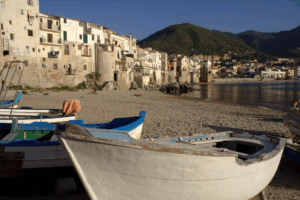 barque sur une plage en Sicile Italie avec village et paysage