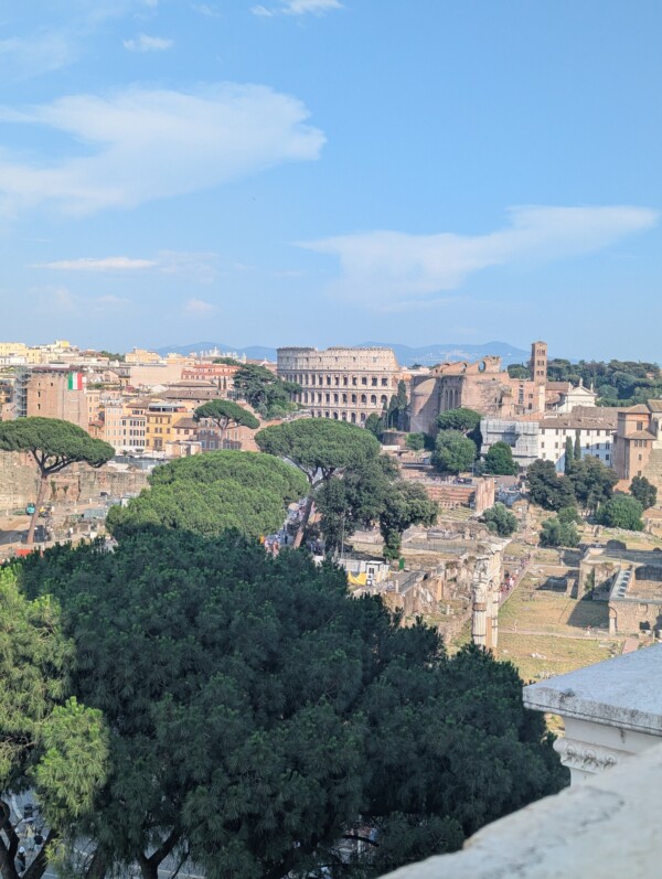 Vue sur le forum et le Colisée à Rome